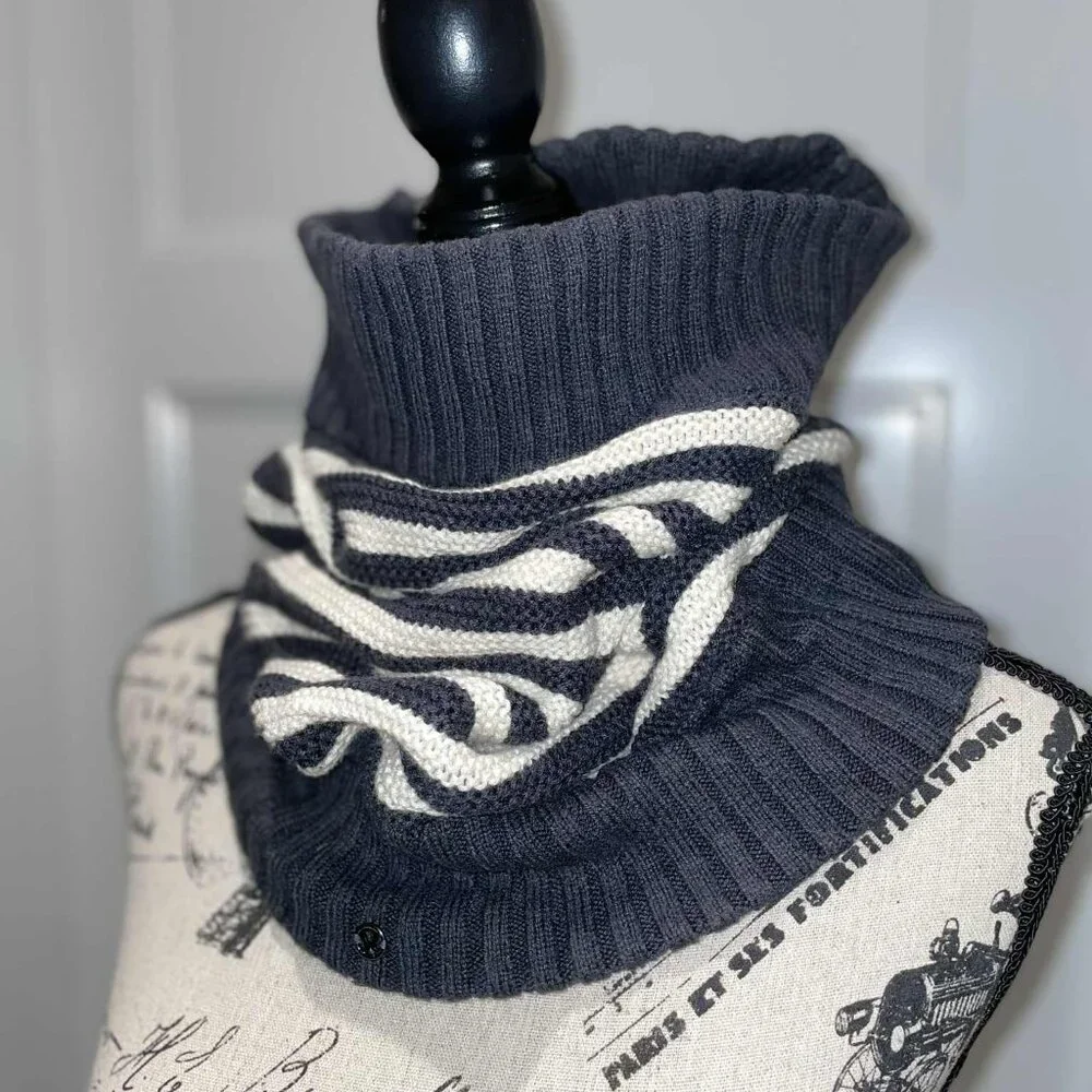 Lululemon Chalet Keep Your Neck Cozy Polar Cream / Deep Coal - VEUC - Like New - Picture 2 of 8